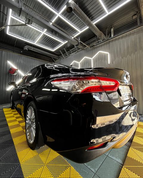 Toyota Camry после мойки в боксе