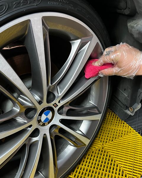 Нанесение защитного состава на колёсный диск BMW розовым аппликатором